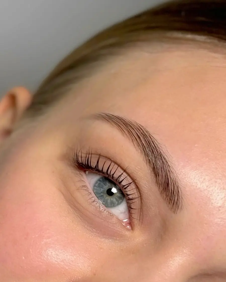 Geliftete Wimpern und geformte Braue in der Nahaufnahme