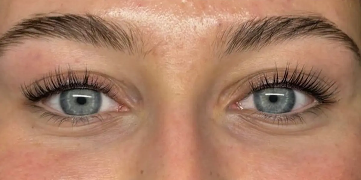 Augen und Brauen einer Kundin vor und nach Lash- und Browlifting (nachher)