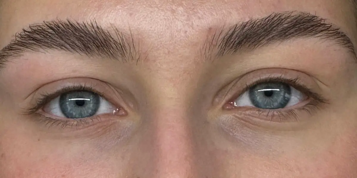 Augen und Brauen einer Kundin vor und nach Lash- und Browlifting (vorher)
