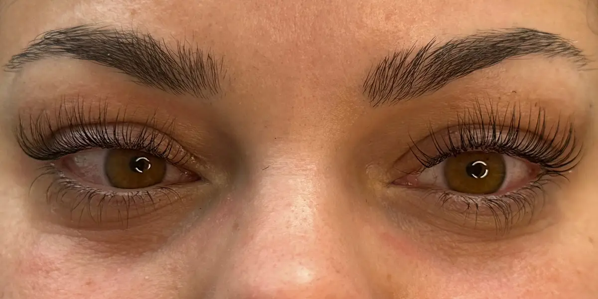 Augenpartie einer Kundin vor und nach dem Wimpernlifting mit Farbe (nachher)