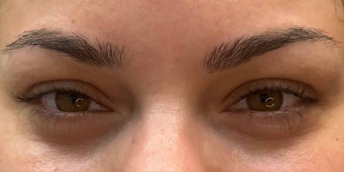 Augenpartie einer Kundin vor und nach dem Wimpernlifting mit Farbe (vorher)