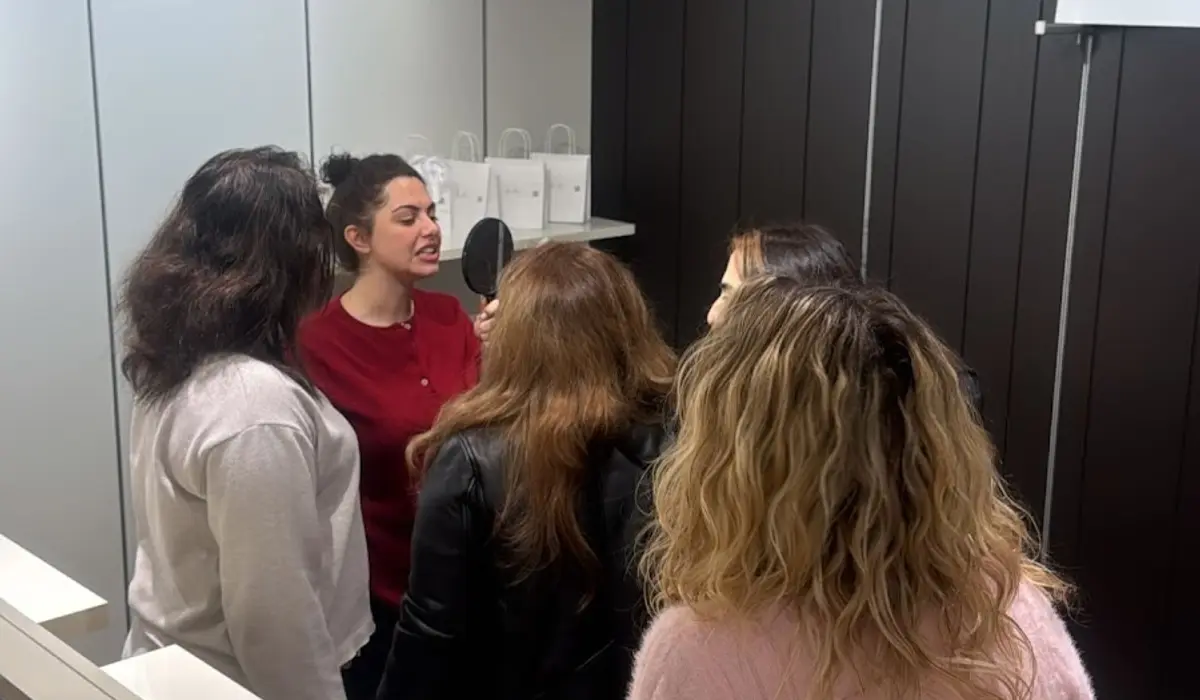 Teilnehmerinnen schauen bei einer Schulung im Studio zu
